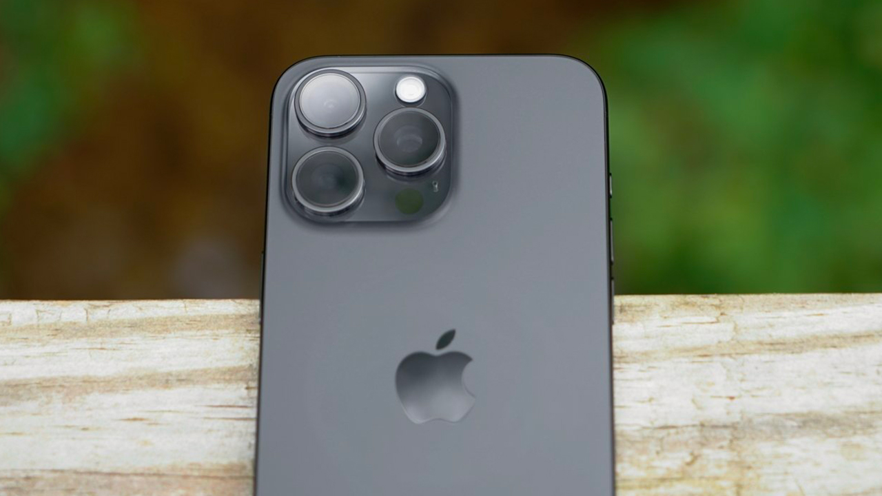 Apple testa un nuovo rivestimento per la fotocamera dell’iPhone 16 Pro, addio ai riflessi dell’obiettivo?